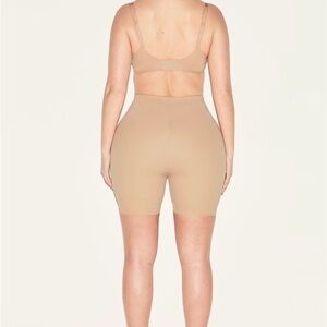 SKIMS BODY HIP ENHANCING PADDED SHORT | CLAY - CLAY / S